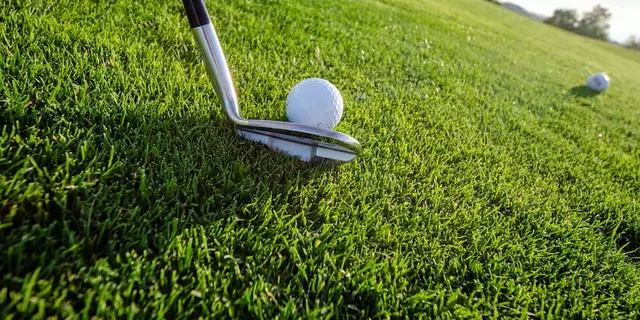 Welke drie clubs zijn het meest nuttig om te gebruiken bij het leren van golf?